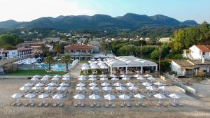 una vista aerea di un resort con sedie e ombrelloni di Acharavi Beach Hotel ad Acharavi