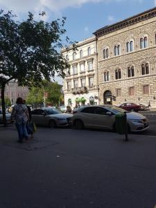 ブダペストにあるBalázs Apartment - Oktogonの建物前の通りを歩く女