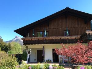 バート・アウスゼーにあるApartment Familie Hauptの山を背景にした木屋根の家