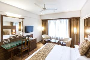 Postel nebo postele na pokoji v ubytování The Royal Orchid Hotel, Chembur