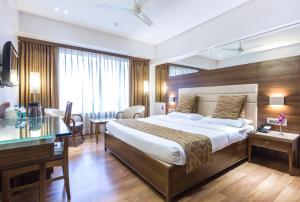Postel nebo postele na pokoji v ubytování The Royal Orchid Hotel, Chembur