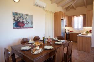 A kitchen or kitchenette at Villa REGINA Még 32 kép