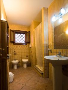 ムルタ・マリアにあるResidence degli uliviのバスルーム(洗面台、トイレ、シャワー付)