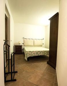 ムルタ・マリアにあるResidence degli uliviのベッドルーム(ベッド1台、テーブル付)