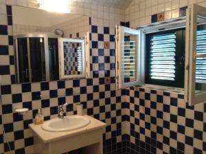 Ванная комната в Apartments Vila Oksana +34 фотографии