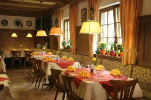 カッペルローデックにあるGasthaus Hirschの黄色い花が咲き誇る長いテーブルを持つレストラン