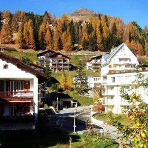 eine Gruppe von Gebäuden in einer Stadt mit Bäumen in der Unterkunft Haus Azalea in Davos