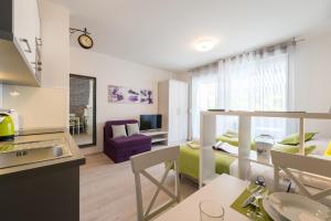 una camera con cucina e soggiorno di Ink Apartment a Spalato (Split)