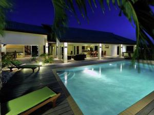 A piscina localizada em Modern Villa with Swimming Pool in Willemstad ou nos arredores