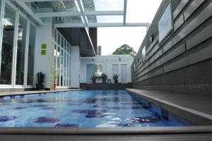 uma piscina no meio de um edifício em MaxOneHotels at Belstar Belitung em Tanjung Pandan