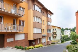 カルロヴィ・ヴァリにあるModern Apartment with 2 bedroomsのバルコニーと通り付きのアパートメントビル