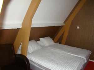 a small bed in a room with at Pension Sissi in Zandvoort