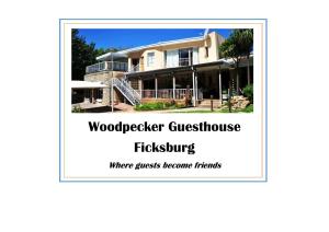 uma casa com as palavras Woodvelt casa de hóspedes hicksburg onde os hóspedes se tornam amigos em Woodpecker Guesthouse em Ficksburg