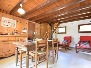 Saint-Quirin的住宿－Cosy chalet with river，一间带木桌和椅子的用餐室