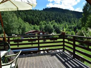 Saint-Quirin的住宿－Cosy chalet with river，山景甲板