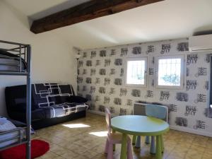a room with a bed and a table and a bed at vacances en bord de mer in Carqueiranne