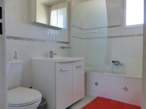 ein Badezimmer mit einem WC, einem Waschbecken und einer Badewanne in der Unterkunft vacances en bord de mer in Carqueiranne