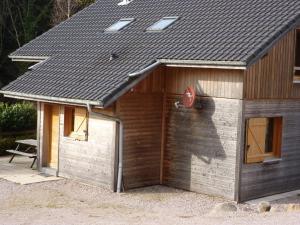 un piccolo capanno in legno con tetto rosso di Cosy chalet in Li zey with countryside views a Liézey