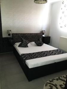 
Un pat sau paturi într-o cameră la Apartament Bibi Mamaia Nord
