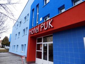 una señal de hotel puk en el lateral de un edificio en Hotel Puk, en Topoľčany
