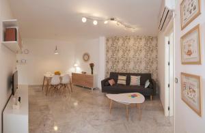 a living room with a couch and a table at Casa Luz Cordoba in Córdoba