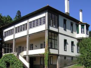 un edificio bianco con due camini sopra di Beautiful house on the garden island of Madeira a Santo da Serra