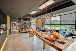 Makanan di atau berdekatan hotel