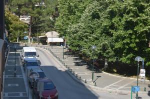 eine Reihe von Autos, die an einer Straße geparkt sind in der Unterkunft Hotel Costis in Ptolemaida