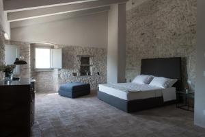 A bed or beds in a room at Relais Casale Valigi