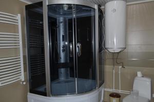 uma cabina de duche em vidro numa casa de banho com WC em Guest House Gogia em Zhabeshi