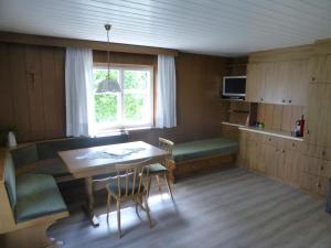 una cucina e una sala da pranzo con tavolo e sedie di Ferienwohnung Marte a Viktorsberg