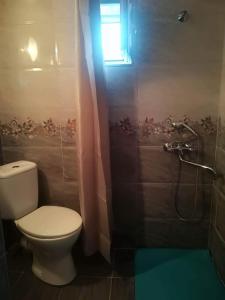 Ванная комната в Nikoloz Guesthouse