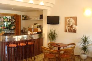 A television and/or entertainment centre at Hotel Cigno D'Oro