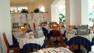 A restaurant or other place to eat at Hotel Cigno D'Oro