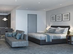 ein Schlafzimmer mit einem Bett und einer Couch in der Unterkunft The Branksome Hotel & Residences in Sydney