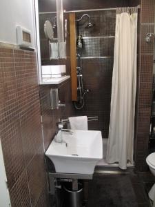 łazienka z umywalką, prysznicem i toaletą w obiekcie Studio Apartment Sofia - Poreč Old Town Quiet Oasis with FREE parking w Poreču +42 zdjęcia