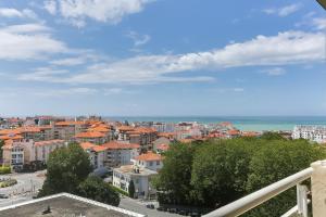ビアリッツにあるApartment Welkeys Biarritz Pringleのバルコニーから市街の景色を望めます。