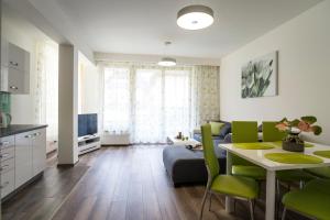 Televízia a/alebo spoločenská miestnosť v ubytovaní Apart-Center Makuszyńskiego