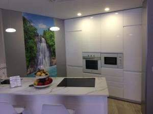 eine Küche mit einer Schale Obst auf der Theke in der Unterkunft Villa Susana in Torrox Costa