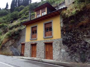 um edifício ao lado de uma montanha em Casa Rural Las Mestas em Cangas del Narcea