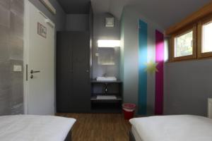 Łóżko lub łóżka w pokoju w obiekcie MCC Hostel