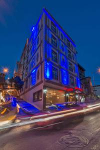 um edifício com luzes azuis no lado de uma rua em Montagna Hera Hotel Taksim em Istambul