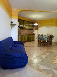 カーラ・リベロットにあるVilla Le Mimoseのリビングルーム(青いソファ、テーブル付)