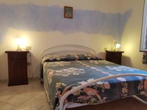 カーラ・リベロットにあるVilla Le Mimoseのベッドルーム1室(ベッド1台、ナイトスタンド2台付)