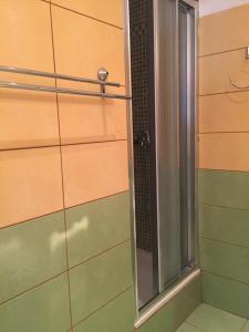 y baño con ducha y ventana de cristal. en 4 D klima en Licheń