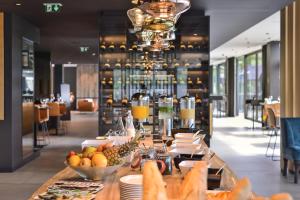 Makanan di atau berdekatan hotel