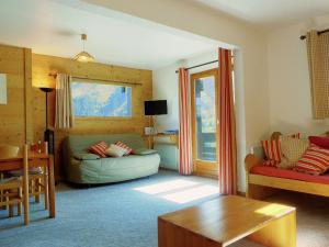 Comfortable apartment a short distance from the ski slopes in Meribel-Mottaretにあるシーティングエリア