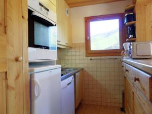 Comfortable apartment a short distance from the ski slopes in Meribel-Mottaretにあるキッチンまたは簡易キッチン