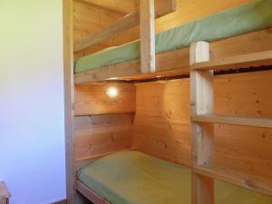 Comfortable apartment a short distance from the ski slopes in Meribel-Mottaretにある二段ベッド