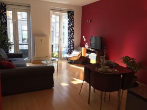 una sala de estar con un sofá y una mesa en Gachard, en Bruselas 35 fotos más